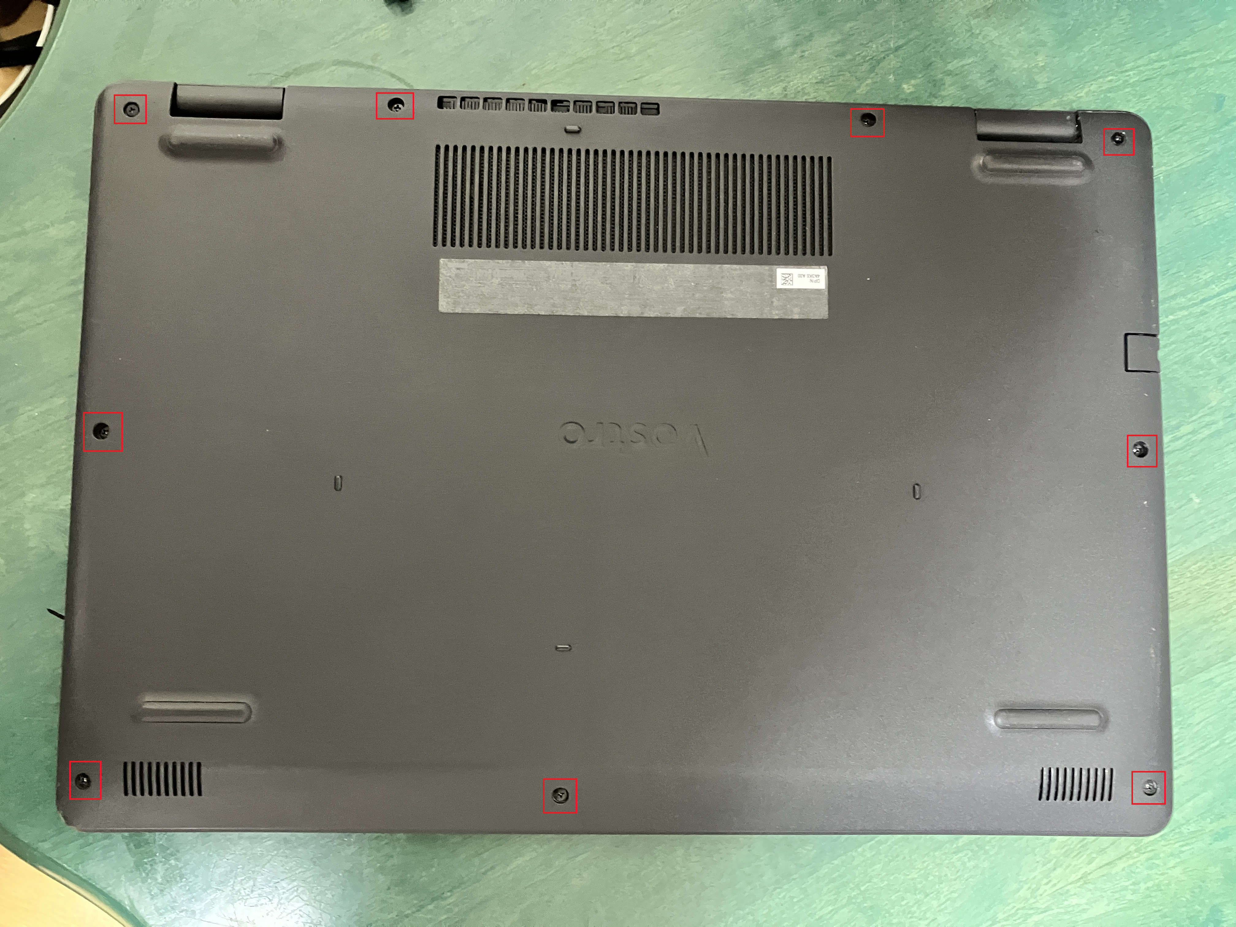 ノートPC裏側のネジ